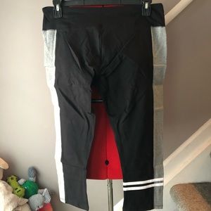 SO NWT Yoga Capri Pants Sz Lg